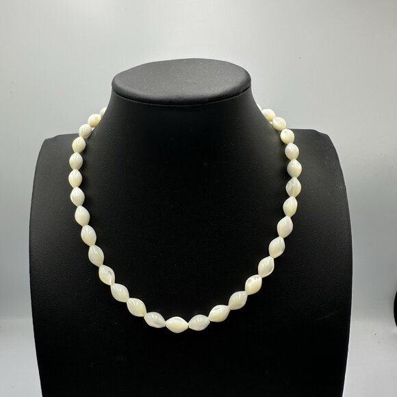 Vintage Mother of Pearl Beaded Necklace Twist Oval Beads Barrel Clasp 14.5 Inch - Picture 3 of 8
